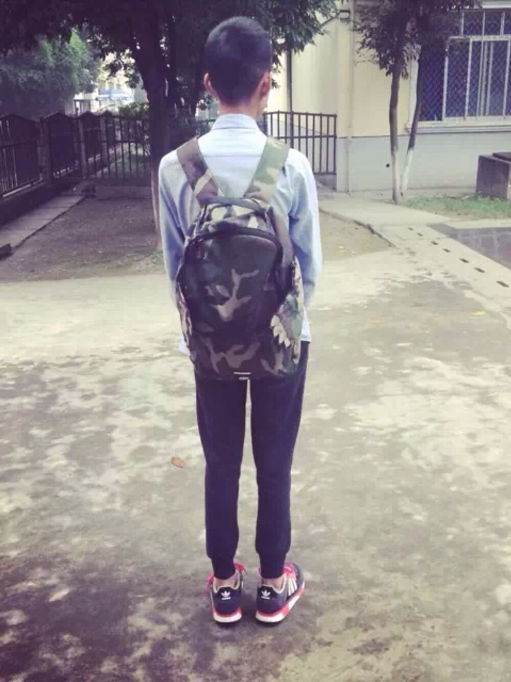 「school uniformのアイテム（シャツ/ブラウス、ブルー系）」を使った、Z3K_さん（メンズ・173cm）の冬コーディネートの1枚目の写真