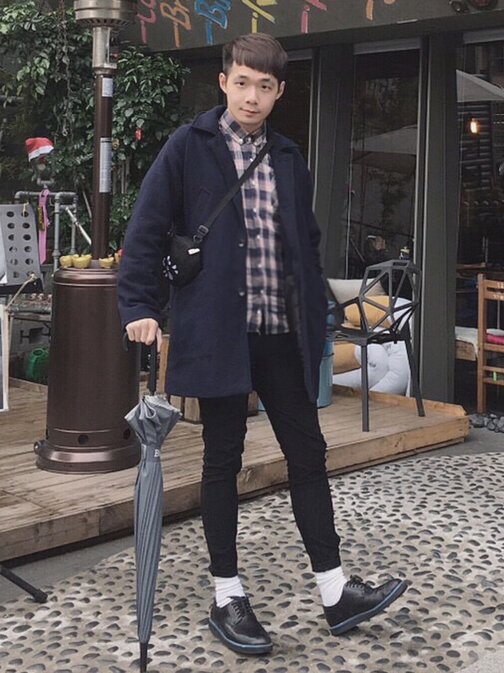 「TAIPEI、Taiwan、brunch」｜「WHILEのアイテム（シューズ、ブラック系）」を使った、Kiwi Qさん（メンズ・174cm）の春コーディネートの1枚目の写真