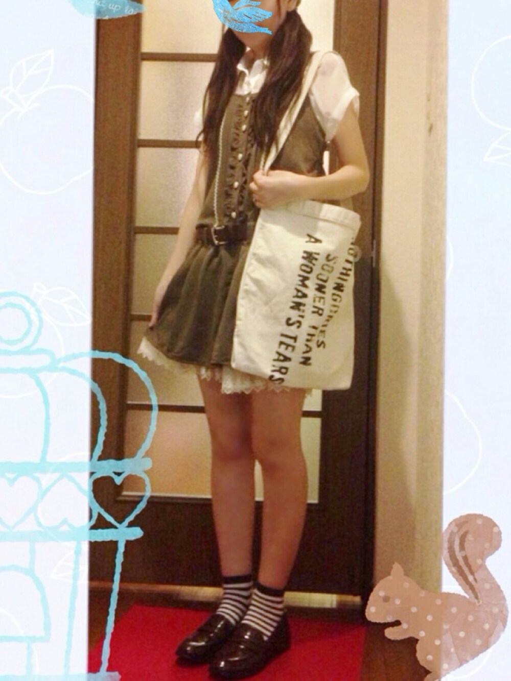 ブラウン系のシューズ、ホワイト系のショルダーバッグを着用したレディースの夏コーディネートの1枚目の写真