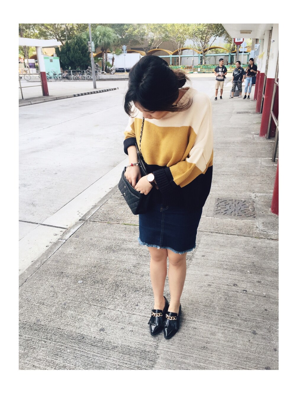 ブラック系の口紅/リップティント/グロスを着用したレディースの秋コーディネートの1枚目の写真