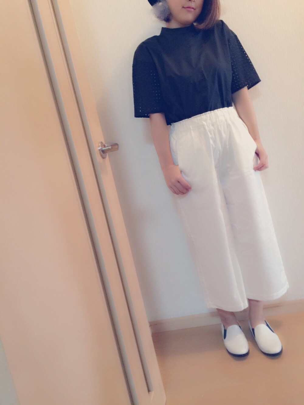 ブラック系のシャツ/ブラウス、ホワイト系のその他パンツ、ホワイト系のシューズを着用したレディースの夏コーディネートの1枚目の写真