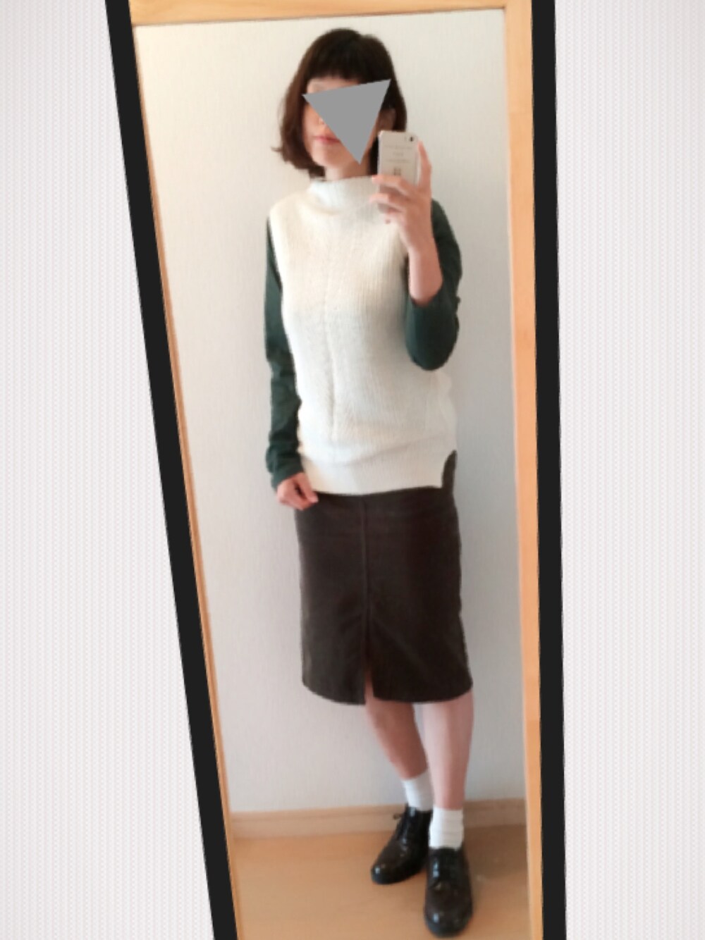 グリーン系のTシャツ/カットソー、ホワイト系のニット/セーター、グリーン系のスカートを着用したレディースの秋コーディネートの1枚目の写真