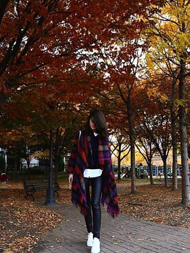 「VINCE（ヴィンス）のアイテム（パンツ）」を使った、Tatiana Saliaさん（レディース・173cm）の秋コーディネート