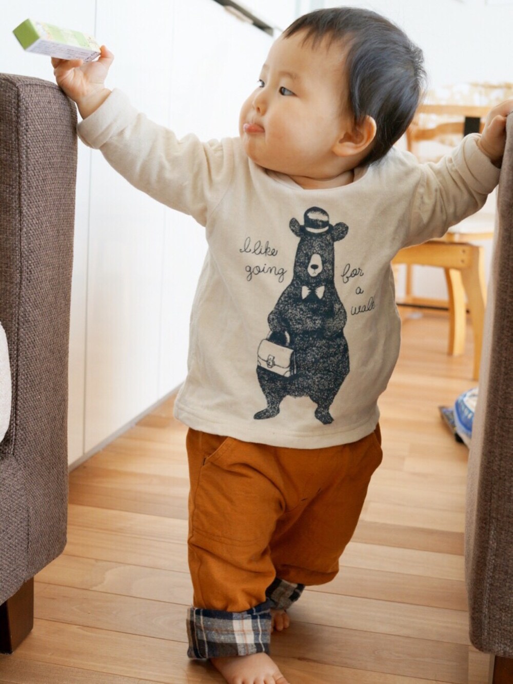 「くまさん、ロールアップ、舌舐めずり、ゆるパンツ」｜「petit mainの紳士あらいぐま長袖Tシャツ（Tシャツ/カットソー、ホワイト系）」を使った、takeさん（メンズ・70cm）の冬コーディネートの1枚目の写真