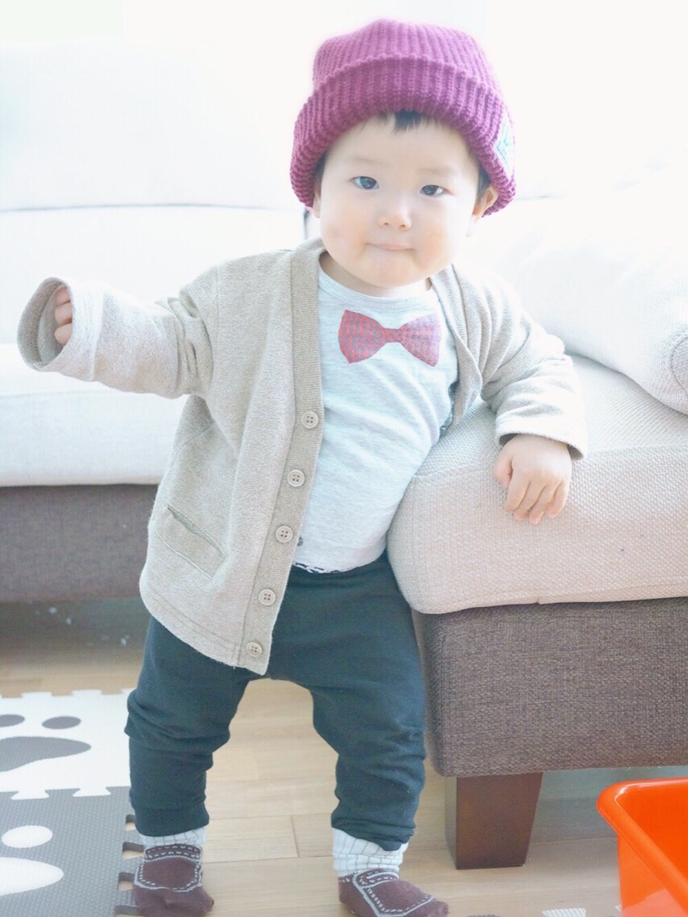 グレー系のTシャツ/カットソー、ブラック系のその他パンツ、ベージュ系のカーディガン/ボレロを着用したキッズの春コーディネートの1枚目の写真