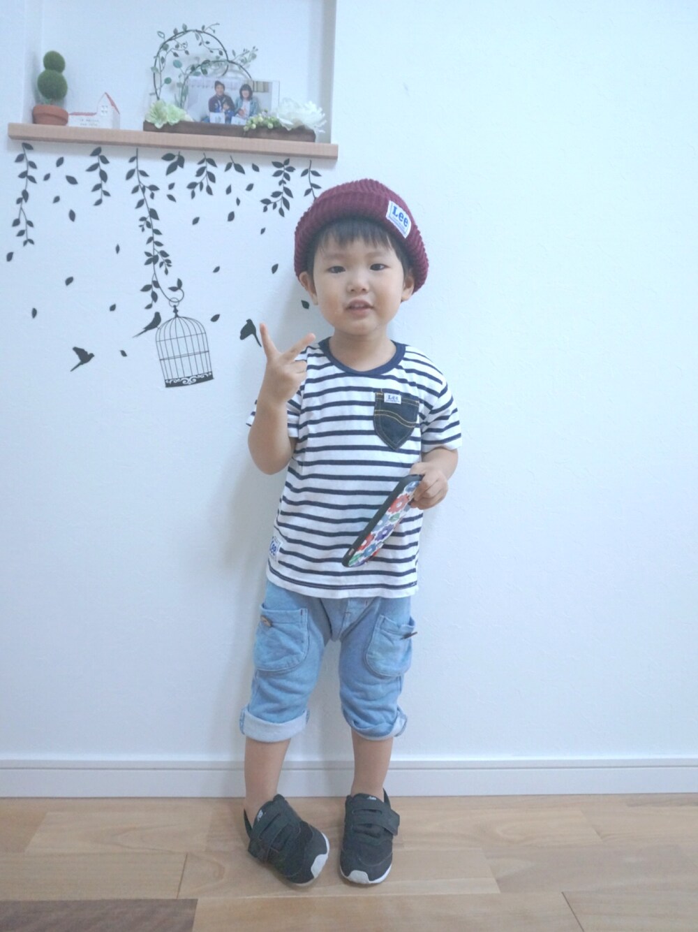 ブルー系のTシャツ/カットソー、ブラック系のスニーカー、レッド系のニットキャップ/ビーニーを着用したキッズの秋コーディネートの1枚目の写真