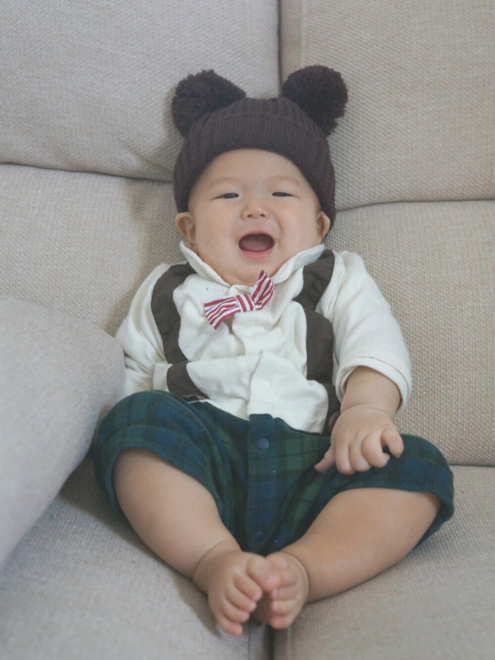 グリーン系のロンパース、ブラウン系のニットキャップ/ビーニー、その他のその他を着用したキッズの秋コーディネートの1枚目の写真