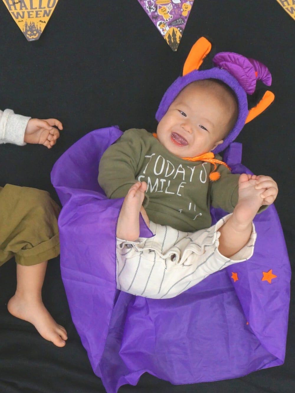 「ハロウィン、halloween、ハロウィンコーデ、WEAR HALLOWEEN 2016、おひるねアート、寝相アート、おそろいコーデ」｜「petit mainのスマイルトレーナーロンパース（ロンパース、グリーン系）」を使った、takeさん（キッズ・70cm）の秋コーディネートの1枚目の写真