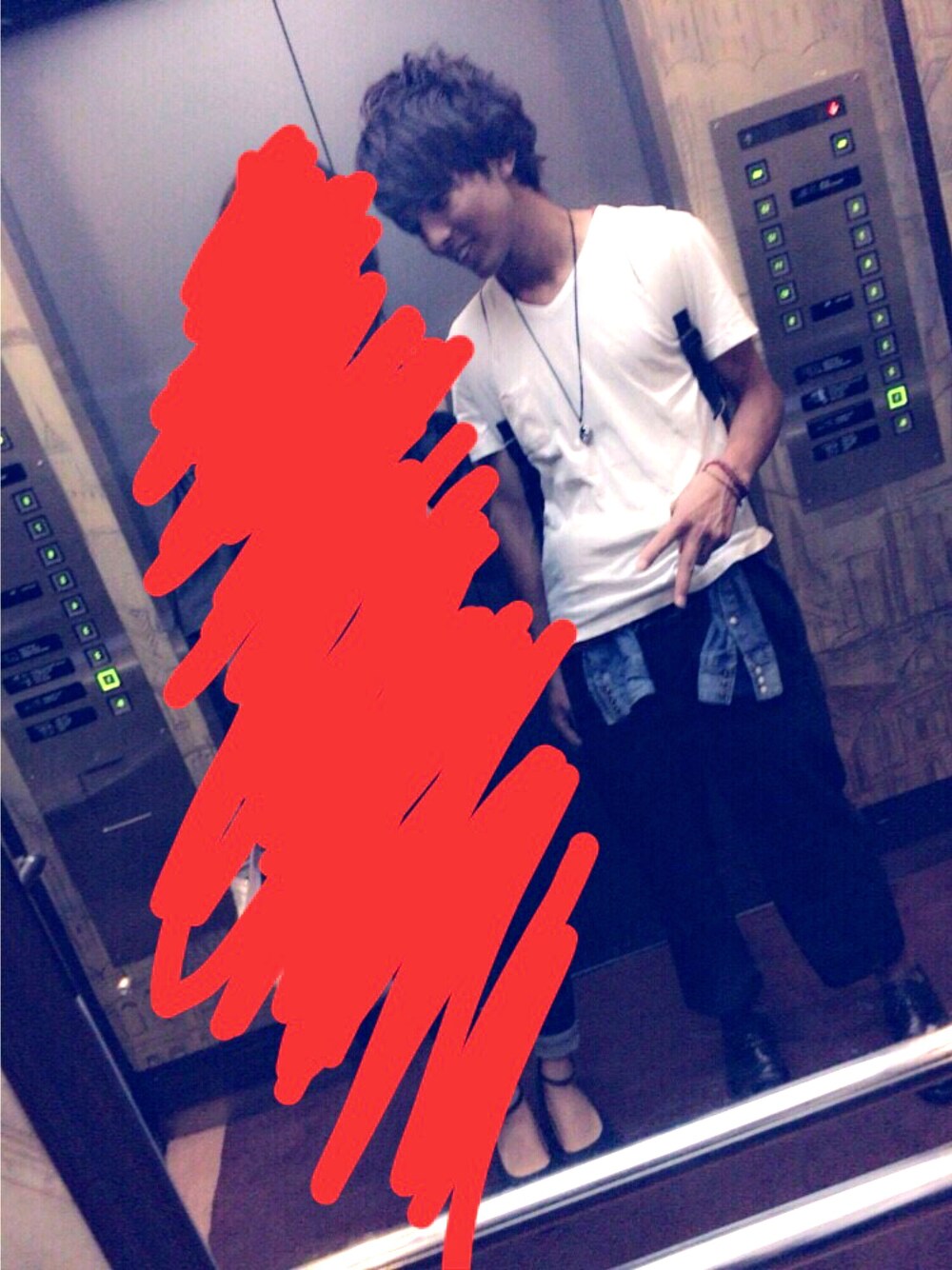 ブルー系のシャツ/ブラウス、ブラック系のスラックス、ブラック系のネックレスを着用したメンズの秋コーディネートの1枚目の写真