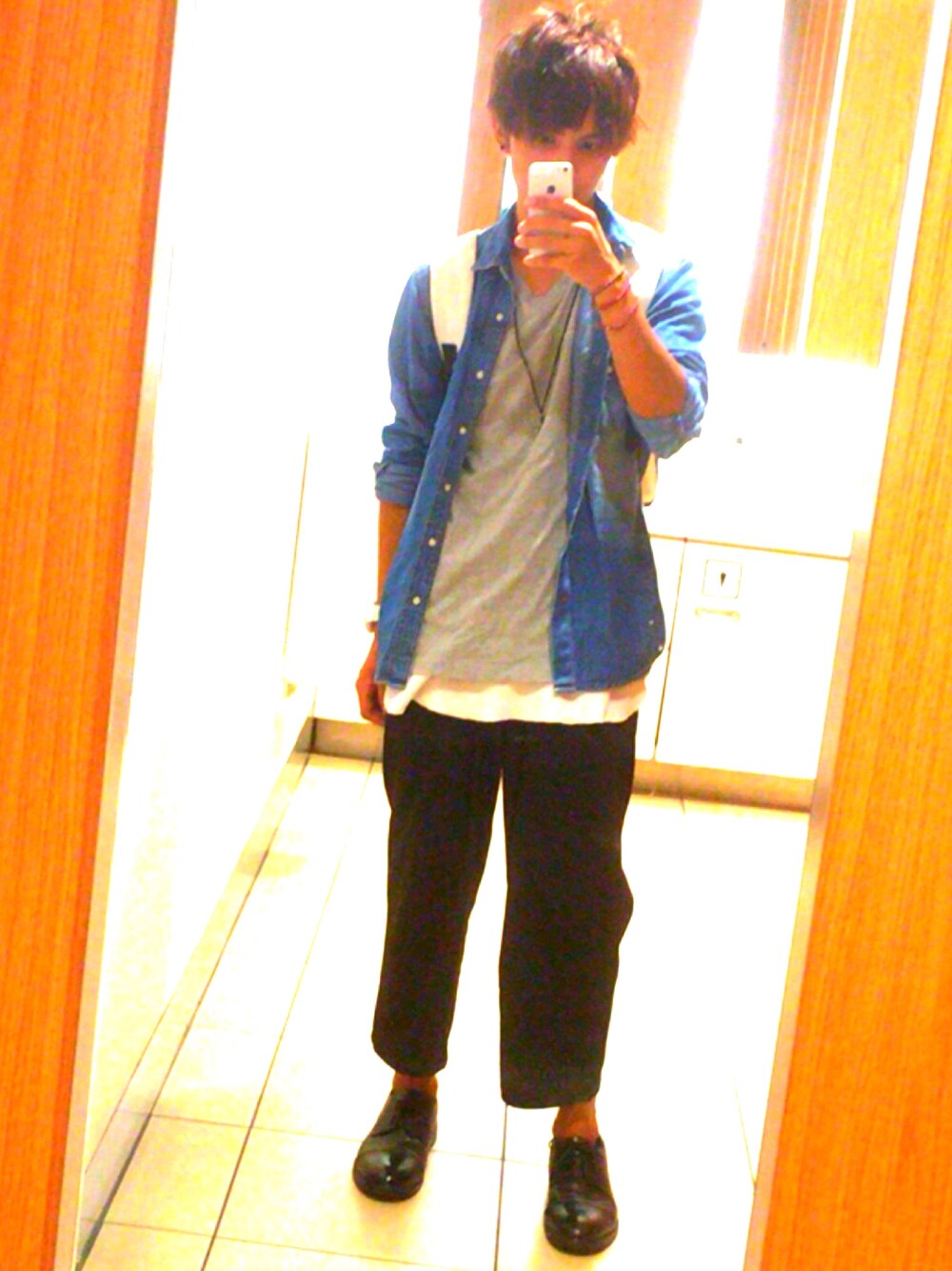 ブルー系のシャツ/ブラウス、グレー系のTシャツ/カットソー、ブラック系のスラックスを着用したメンズの秋コーディネートの1枚目の写真