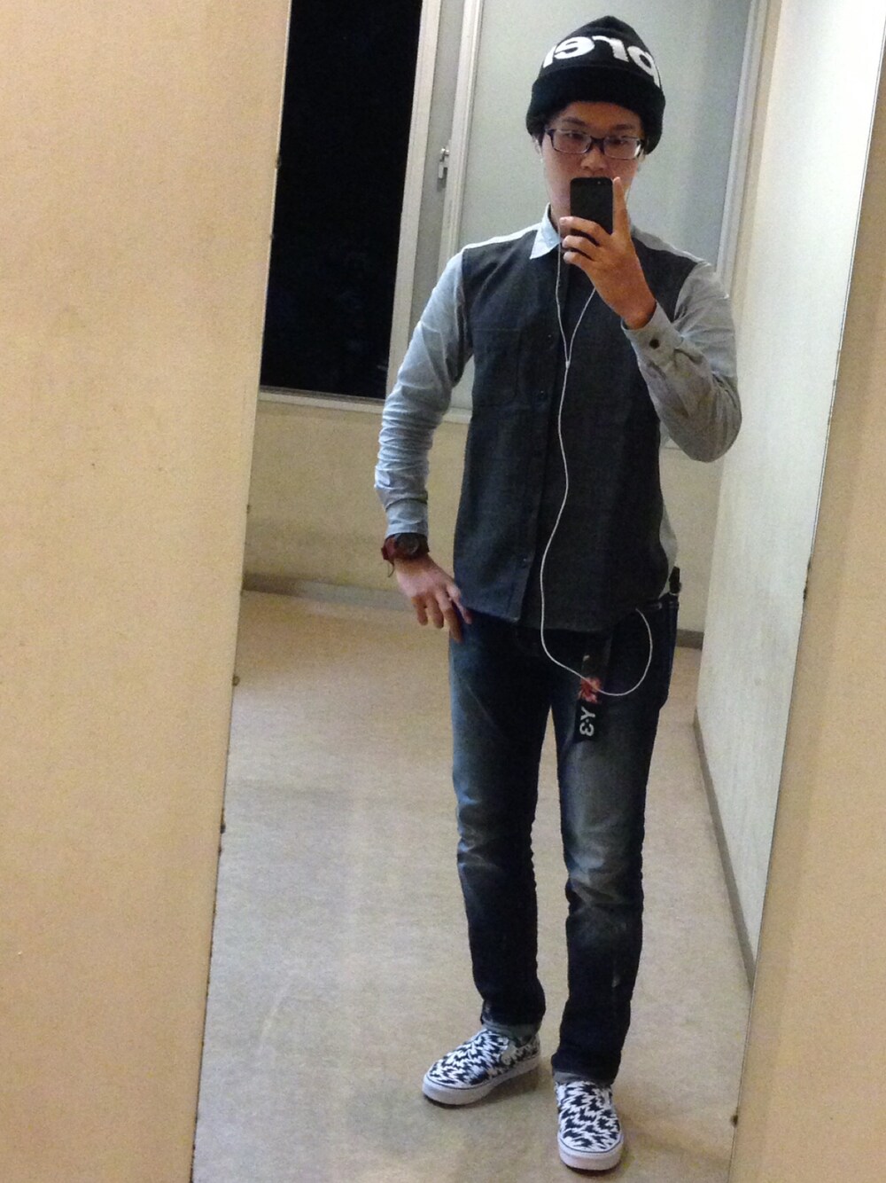 グレー系のシャツ/ブラウス、ブルー系のデニムパンツ、シルバー系のスニーカーを着用したメンズの秋コーディネートの1枚目の写真