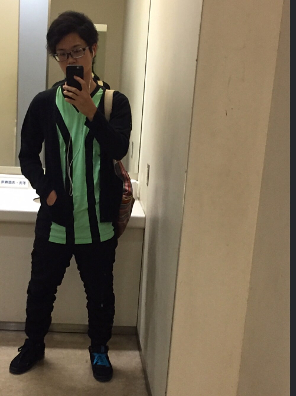 ブラック系のTシャツ/カットソー、ブラック系のスニーカーを着用したメンズの秋コーディネートの1枚目の写真