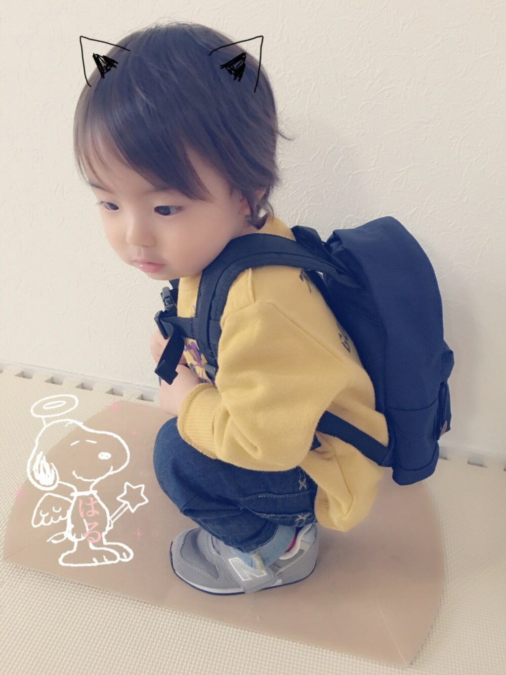 「キッズファッション、スヌーピー、リュック、スニーカー、おとこのこ、カジュアル、おそろいコーデ、2歳、デニム、LEE」｜「X-girl Stagesの【VERY(ベリー)11月号掲載商品】 CREW SWEAT SNOOPY （12M～3T）/スウェット/ スヌーピー（スウェット、イエロー系）」を使った、p y o k o さん（キッズ・80cm）の冬コーディネートの1枚目の写真
