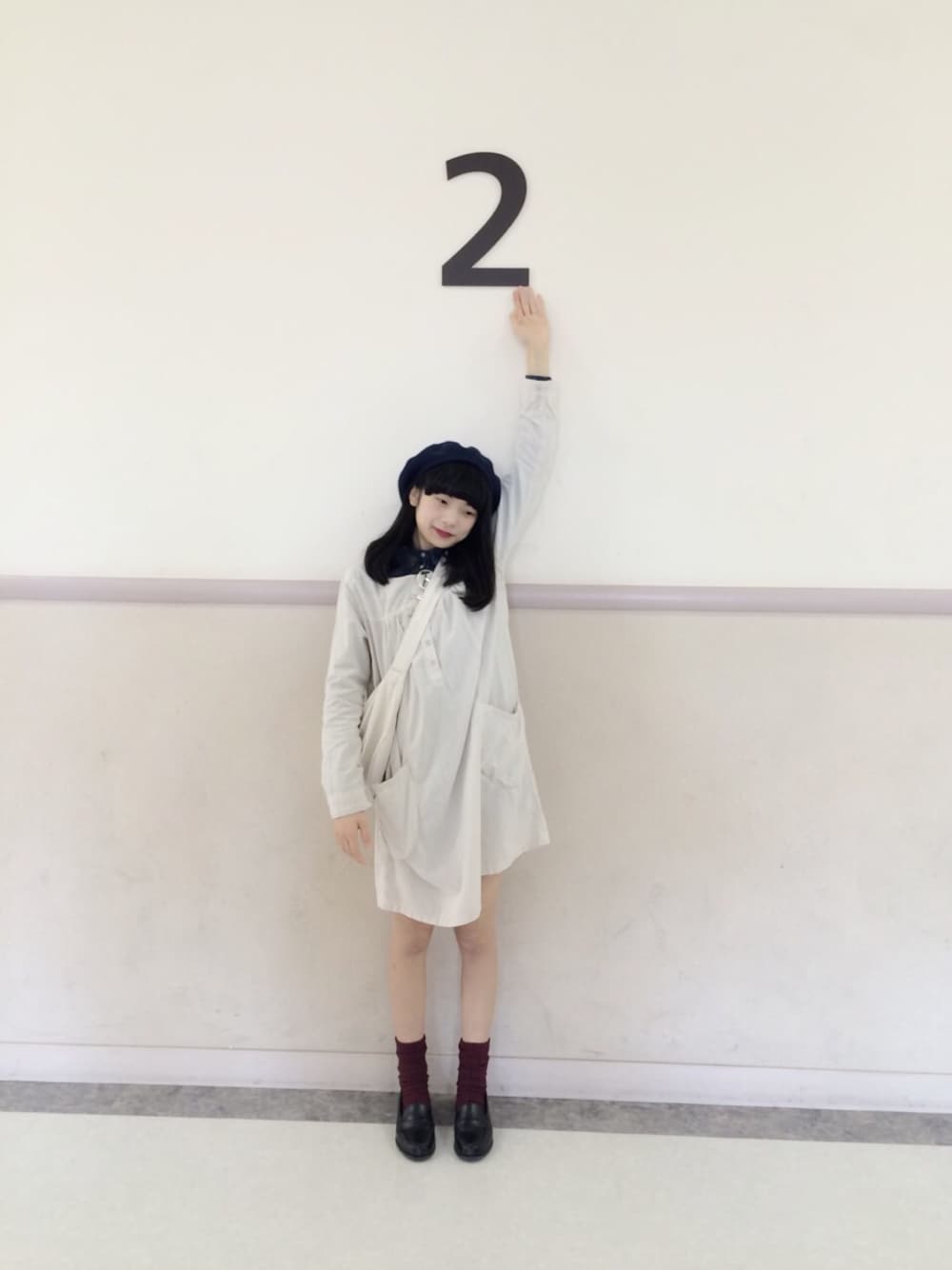 「ワンピース、ローファー×靴下、ベレー帽、丸メガネ、シンプルコーデ、春コーデ、古着」｜「studio CLIPのアイテム（ワンピース、ホワイト系）」を使った、アさん（レディース・158cm）の冬コーディネートの1枚目の写真