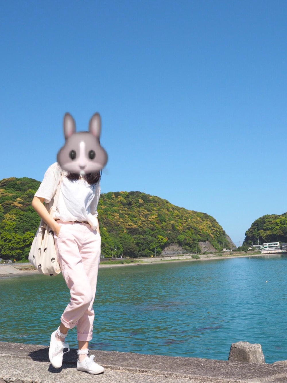 「春、休日スタイル、海コーデ、日曜日、oldnavy、青空、SEA、sky」｜「OLD NAVYのアイテム（トップス、ホワイト系）」を使った、アさん（レディース・158cm）の春コーディネートの1枚目の写真