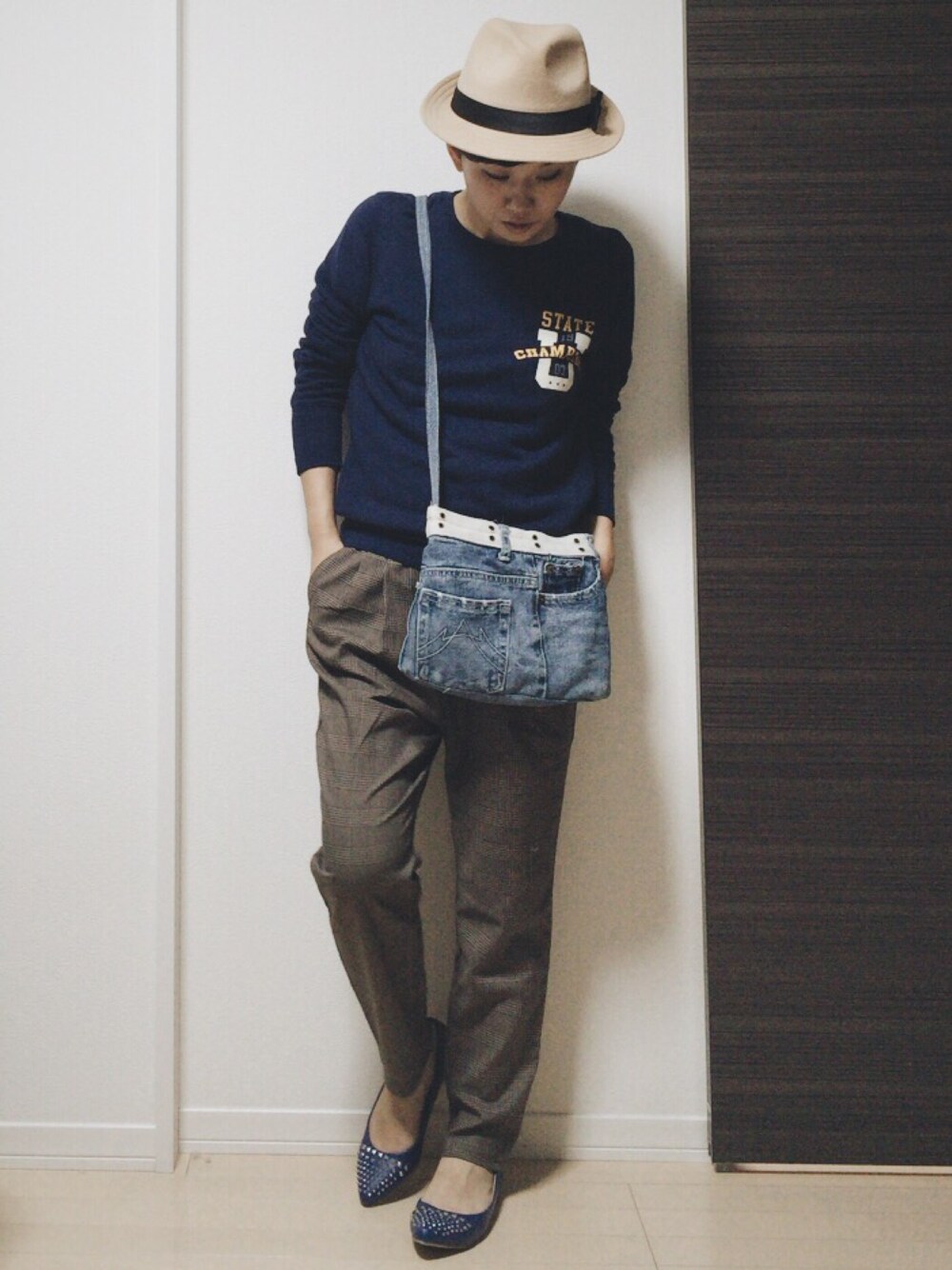 ブラウン系のその他パンツ、ブルー系のショルダーバッグ、ブルー系のバレエシューズを着用したレディースの秋コーディネートの1枚目の写真