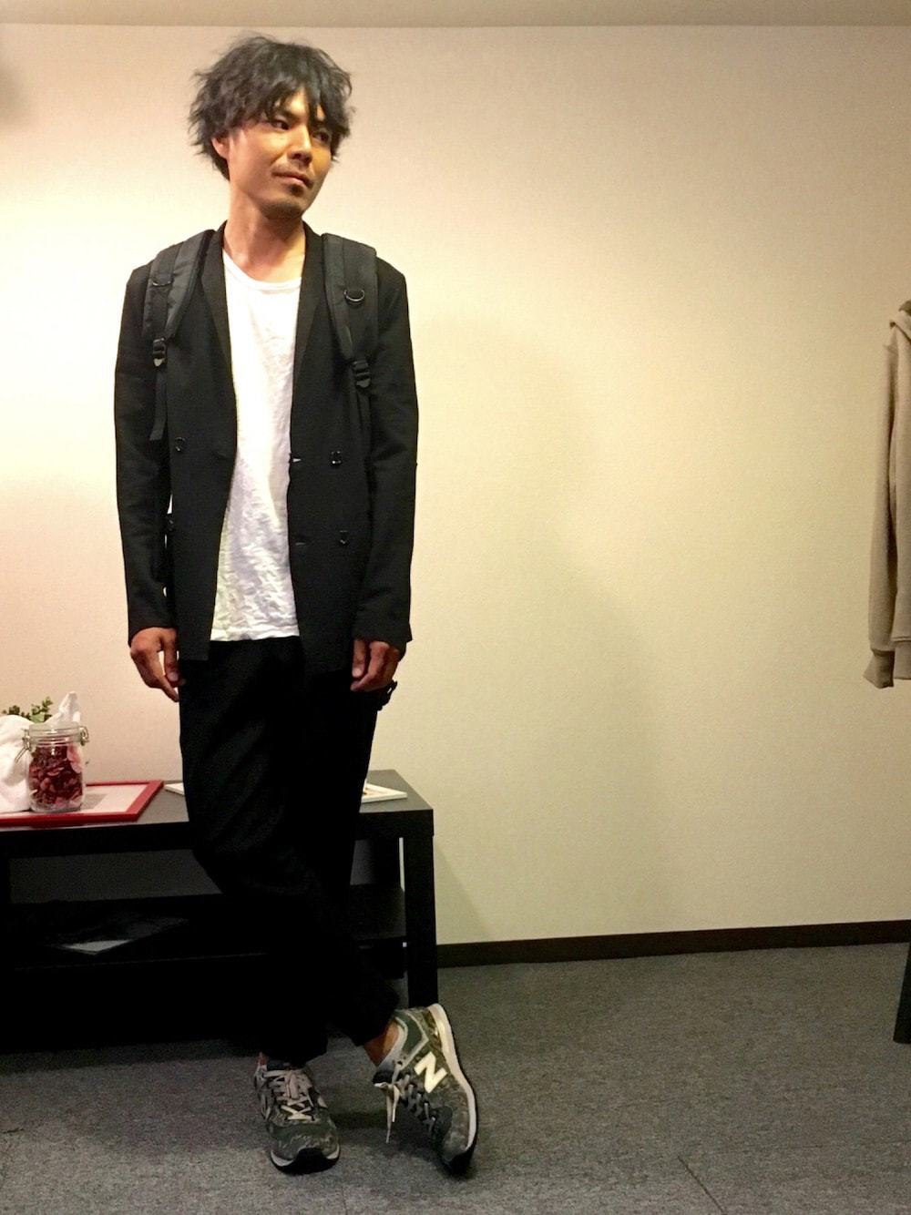 ブラック系のテーラードジャケット、ホワイト系のTシャツ/カットソー、ブラック系のその他パンツを着用したメンズの春コーディネートの1枚目の写真