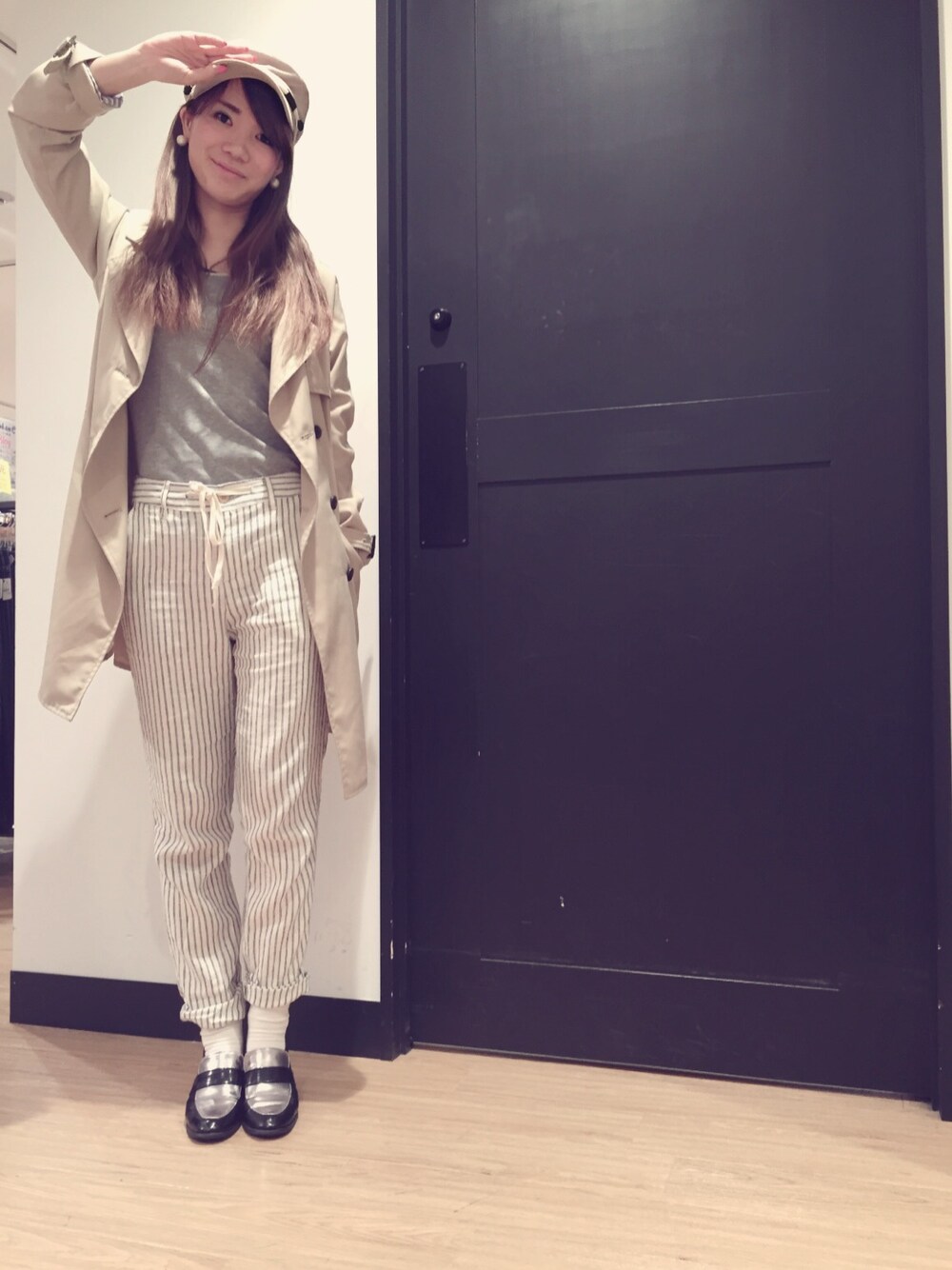 「ストライプパンツ、トレンチコート」｜「Right-onのアイテム（Tシャツ/カットソー、グレー系）」を使った、YURIEさん（レディース・160cm）の春コーディネートの1枚目の写真