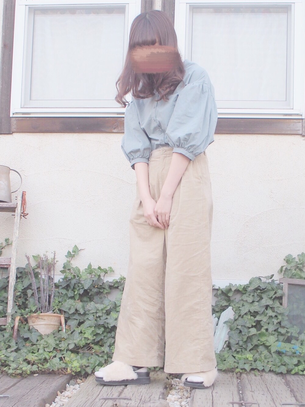 「Kastane、バルーン袖、GU、ワイドパンツ、コーデュロイ、ファーサンダル」｜「Kastaneのボリューム袖シャツ（シャツ/ブラウス、グレー系）」を使った、Hinanoさん（レディース・162cm）の秋コーディネートの1枚目の写真