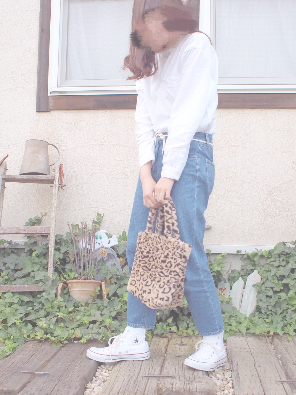 「GU、Kastane、converse、ハイカットスニーカー、DAISO、ひょう柄、ファーバッグ、デニムパンツ」｜「Kastaneの【Kastane】ハイネック袖ボリュームプルオーバー（シャツ/ブラウス、ホワイト系）」を使った、Hinanoさん（レディース・162cm）の秋コーディネートの1枚目の写真