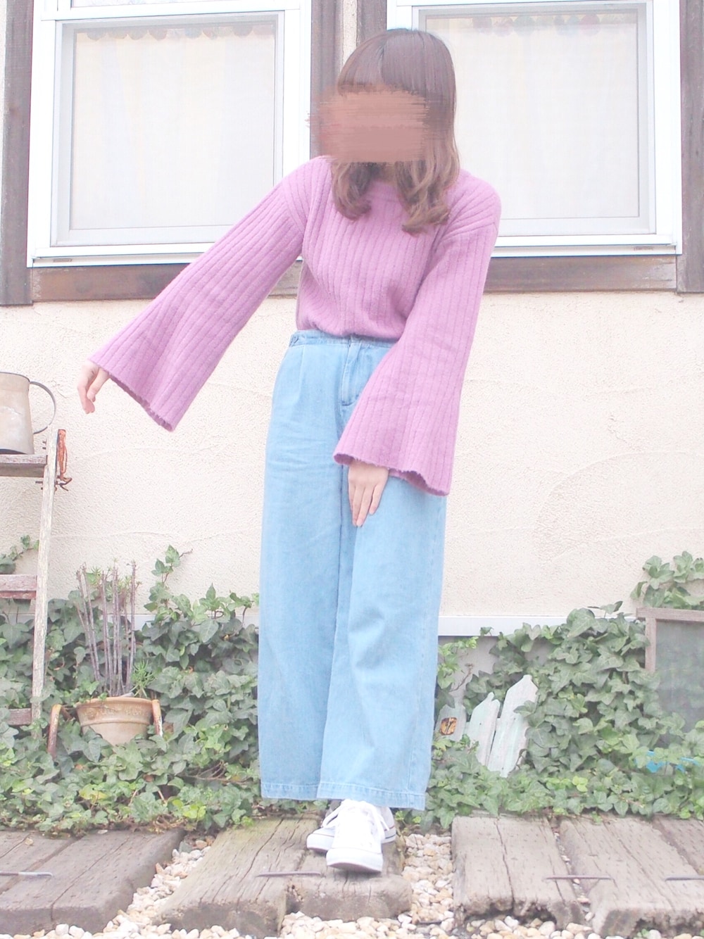 「Kastane、リブニット、ワイドパンツ、モヘヤニット、converse、ハイカットスニーカー、pink、ピンク、パープル」｜「Kastaneのワイドリブフレア袖ニット（ニット/セーター、ピンク系）」を使った、Hinanoさん（レディース・162cm）の秋コーディネートの1枚目の写真
