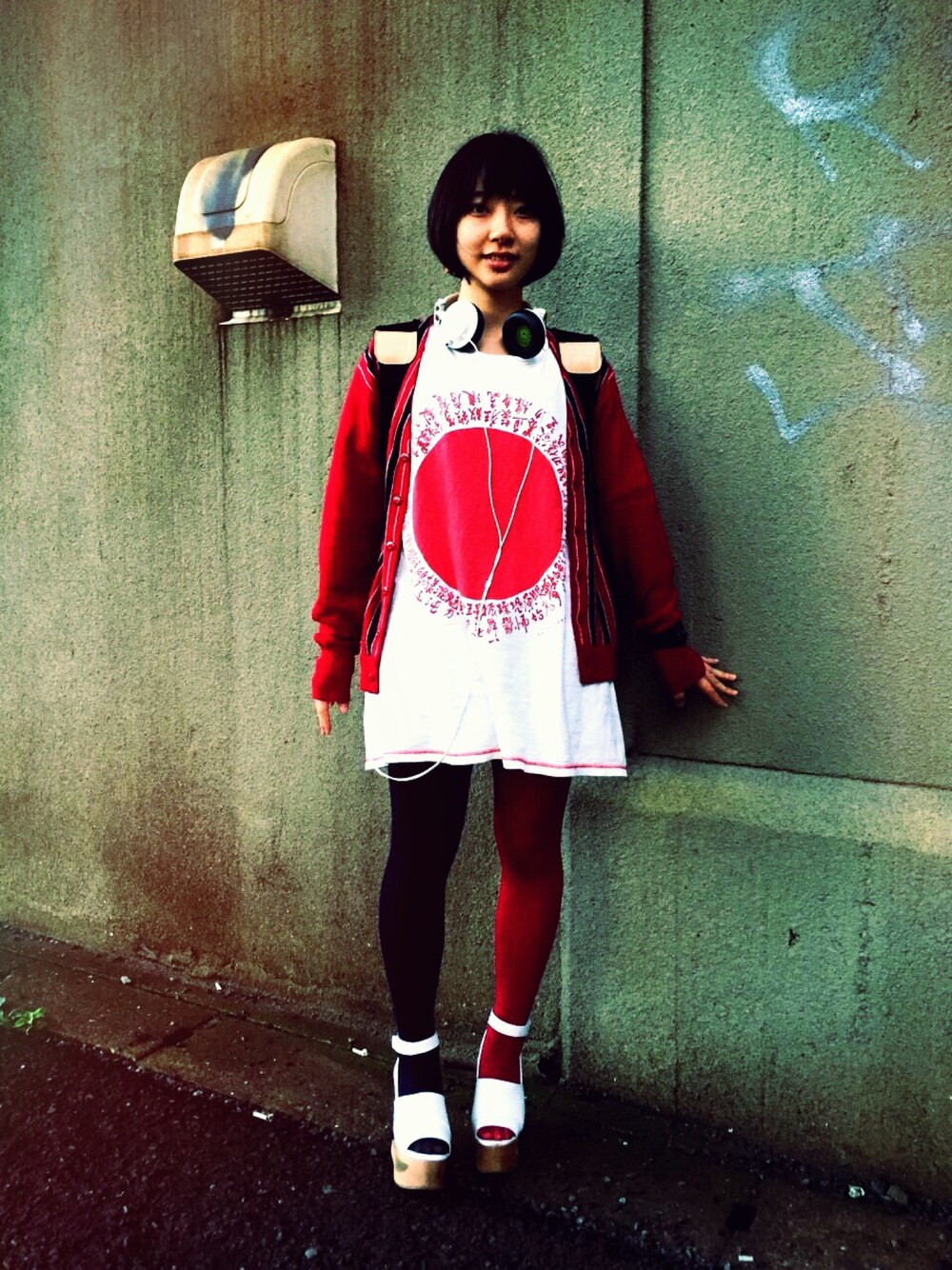 「日の丸、トリコロール、ストライプ、赤黒白、ハイヒール」｜「HIROのused 日の丸Tシャツ（Tシャツ/カットソー、ホワイト系）」を使った、3achiel /さん（レディース・158cm）の秋コーディネートの1枚目の写真