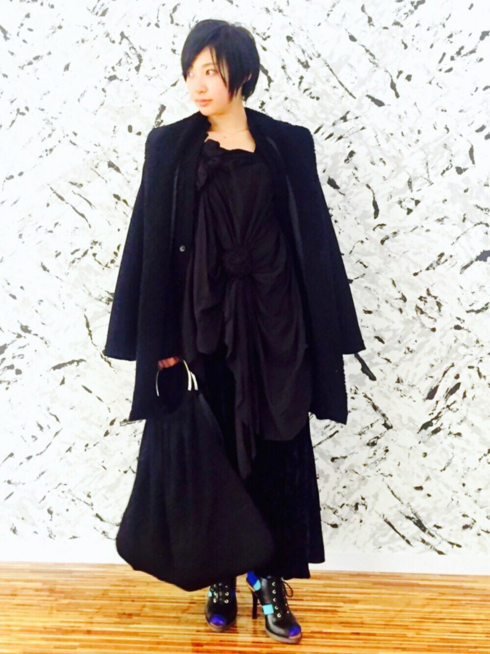 「Dr.Martens、コート、まっくろ、ゆるモード、服飾学生、ドレッシー」｜「robe de chambre COMME des GARCONSのアイテム（ハンドバッグ、ブラック系）」を使った、3achiel /さん（レディース・158cm）の冬コーディネートの1枚目の写真