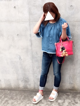 「Marc by Marc Jacobs（マークバイマークジェイコブス）のLOGO DAISY PENDANT（ネックレス、ゴールド系）」を使った、chachaさん（レディース・154cm）の春コーディネート