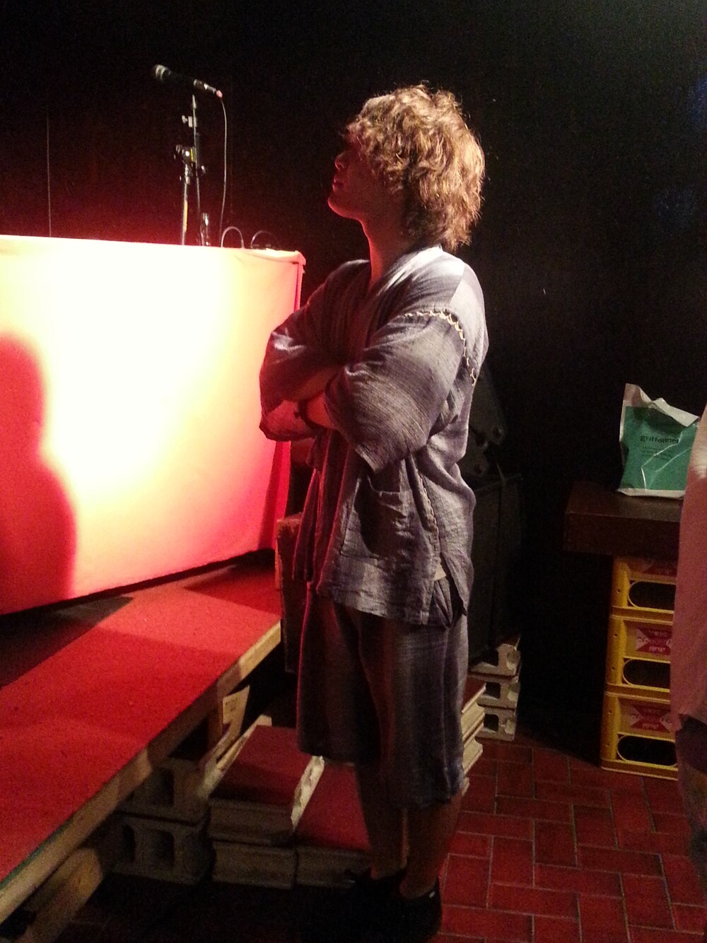 ブラック系のスニーカー、その他のキャップを着用したメンズの秋コーディネートの1枚目の写真