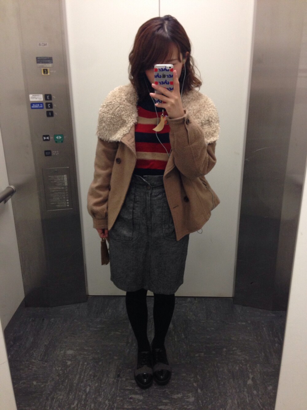 グレー系のスカート、グレー系のシューズ、ブルー系のニット/セーターを着用したレディースの秋コーディネートの1枚目の写真