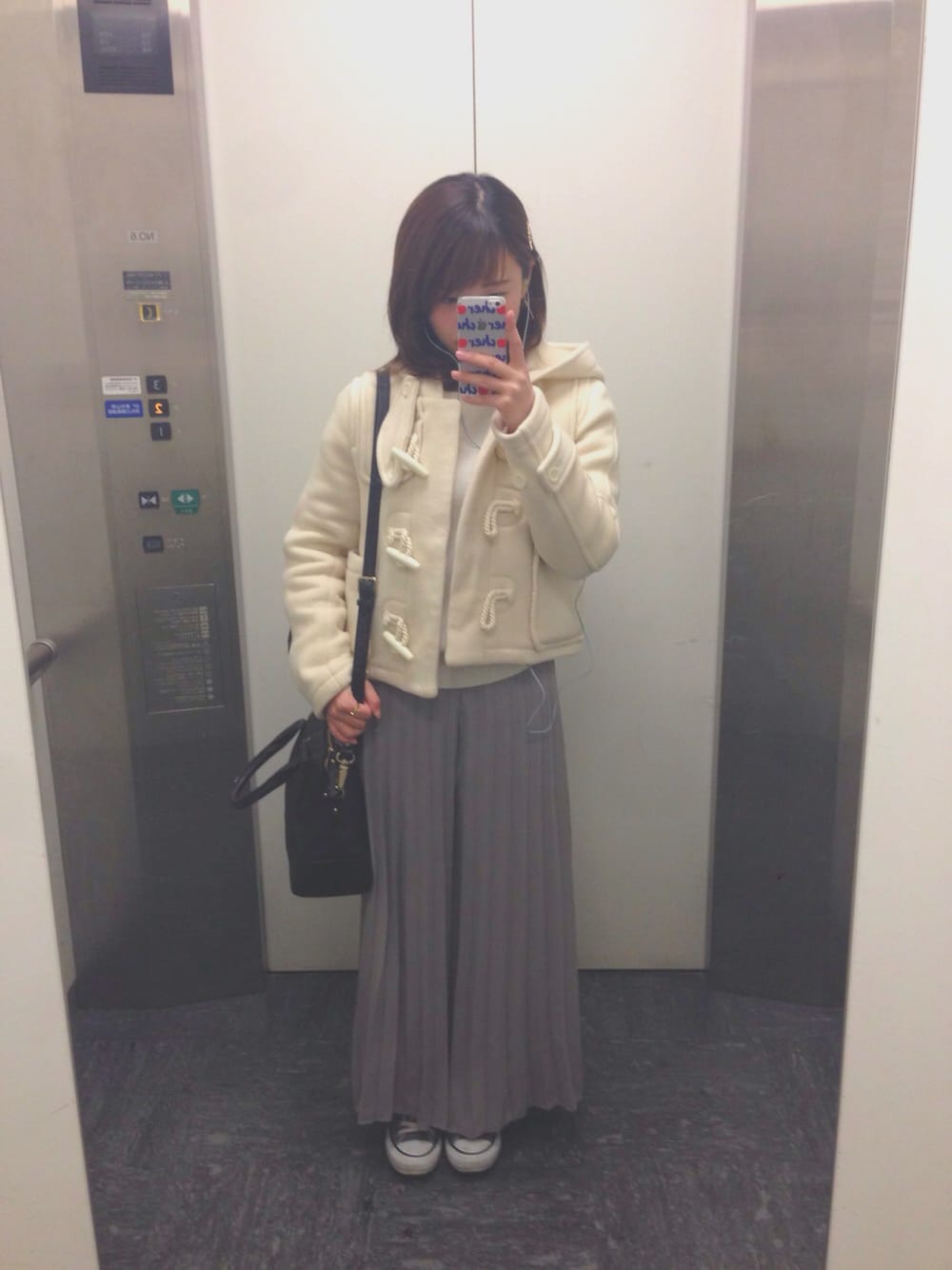 グレー系のその他パンツ、ホワイト系のダッフルコート、ホワイト系のニット/セーターを着用したレディースの冬コーディネートの1枚目の写真