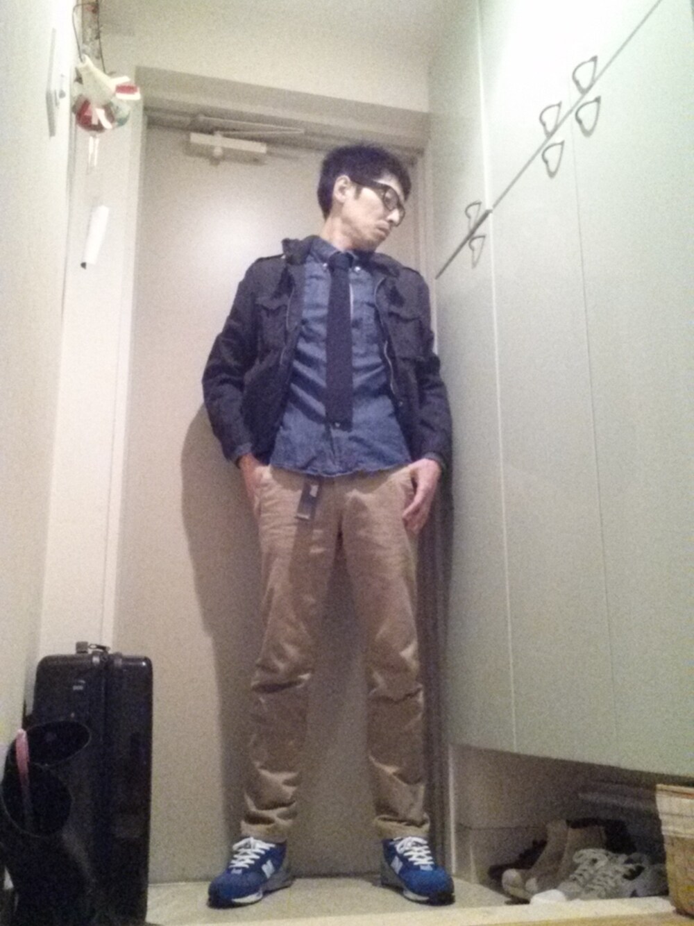 「一発屋、UNIQLO、休日出勤、UNITED ARROWS green label rela、BEAMS、NEWBALANCE」｜「BEAMSのMynt Denim（チノパンツ、ベージュ系）」を使った、げんさん（メンズ・160cm）の春コーディネートの1枚目の写真