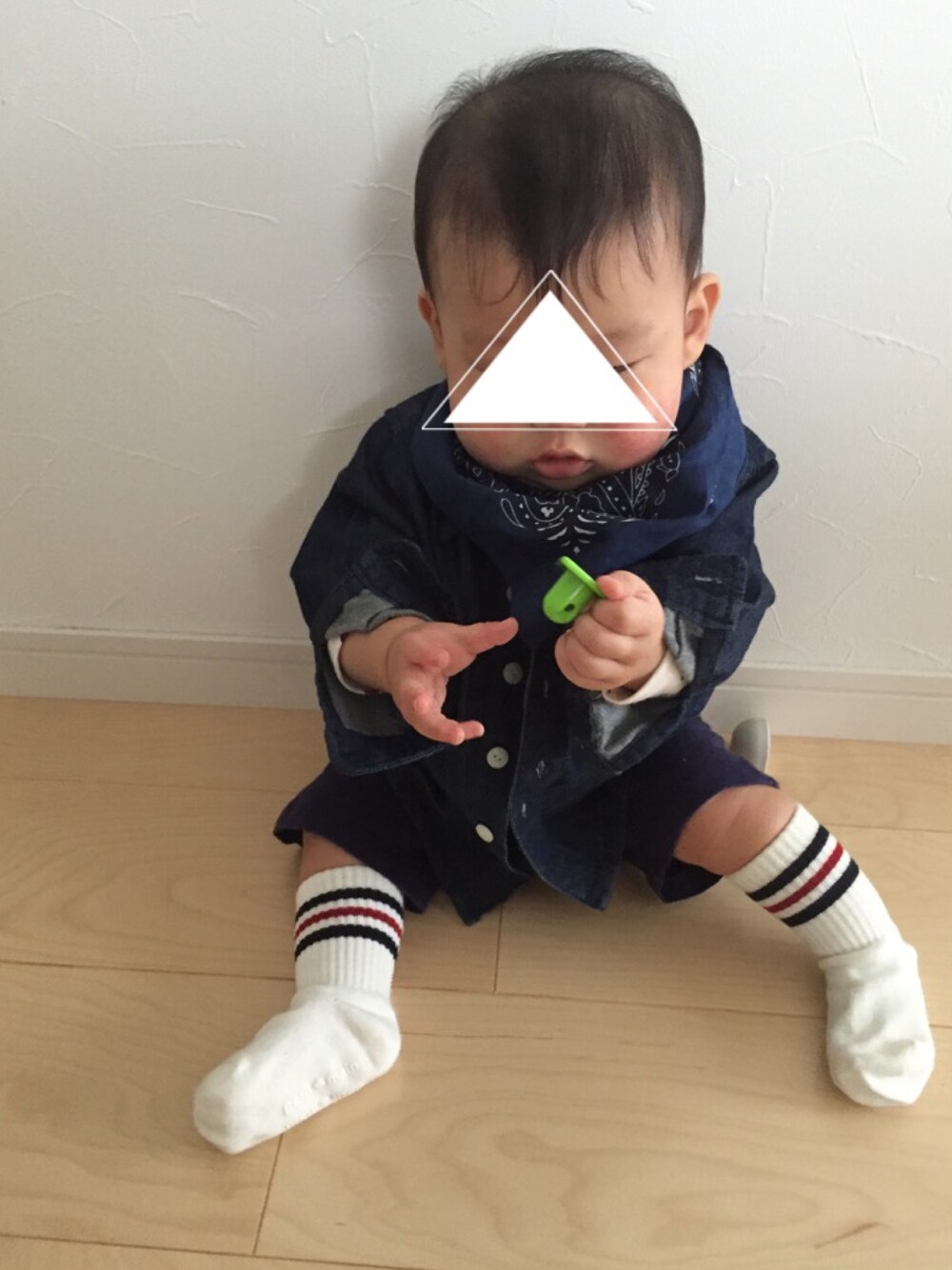 「キッズファッション、ベビー、おとこのこ、０歳、8ヶ月、デニムシャツ、バンダナ」｜「b・ROOMのベーシック長袖デニムシャツ（シャツ/ブラウス、ブルー系）」を使った、s☆kさん（キッズ・90cm）の秋コーディネートの1枚目の写真