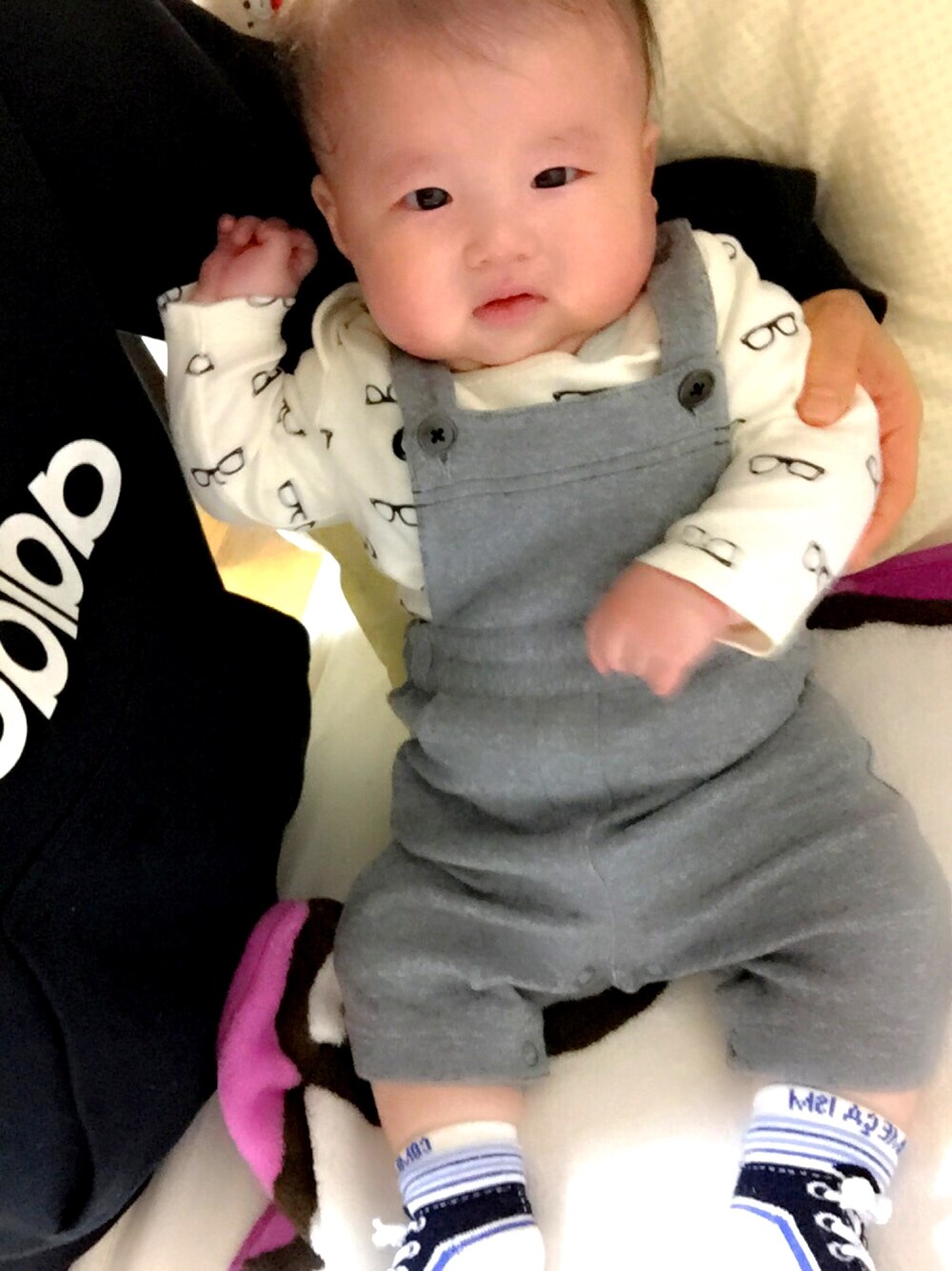 「3ヶ月、baby、男の子、赤ちゃん」｜「COMME CA ISMのアイテム（サロペット/オーバーオール、グレー系）」を使った、せぇの(^ω^)さん（キッズ・60cm）の冬コーディネートの1枚目の写真