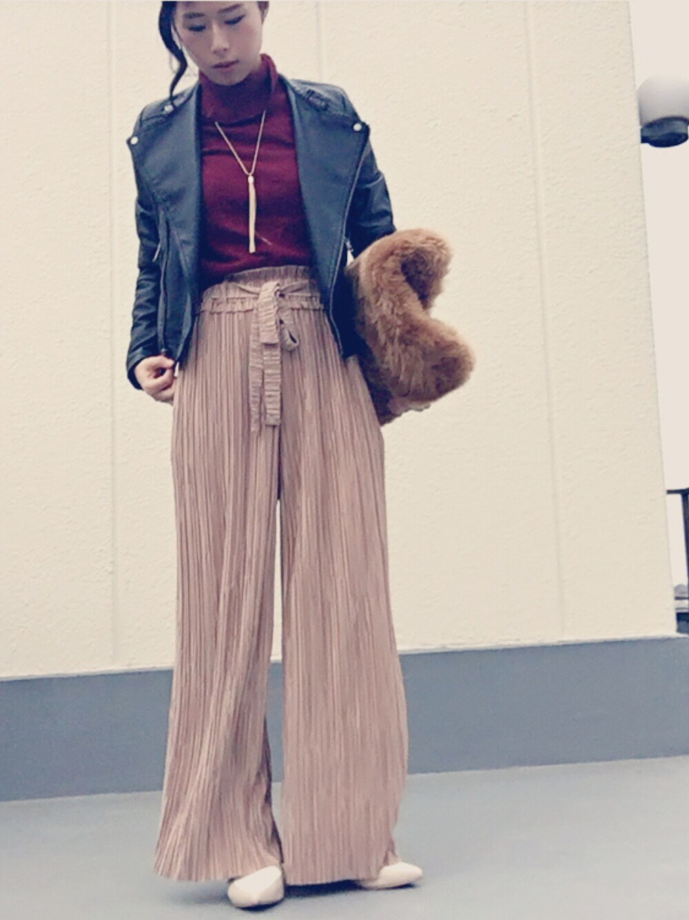 「ワイドパンツ、リリーブラウン、スタジャン、甘辛ミックス」｜「LILY BROWNの光沢プリーツワイドパンツ（その他パンツ、ベージュ系）」を使った、えもさん（レディース・156cm）の春コーディネートの1枚目の写真