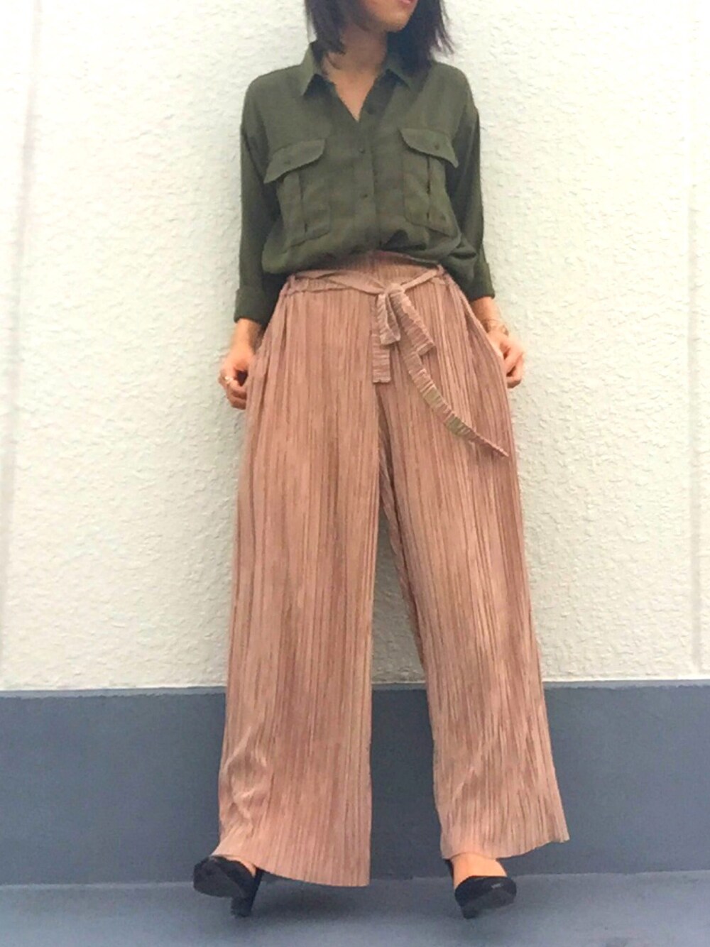 「サファリ、エスニック、GU、春コーデ」｜「LILY BROWNの光沢プリーツワイドパンツ（その他パンツ、ベージュ系）」を使った、えもさん（レディース・156cm）の春コーディネートの1枚目の写真