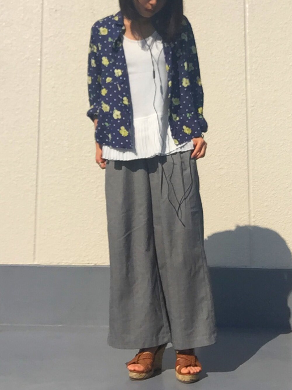 「GU、ワイドパンツ、ジーユー」｜「ROSE BUDの(HLAADA FOR ROSE BUD)RH-9SS16 BLOUSE（シャツ/ブラウス、ブルー系）」を使った、えもさん（レディース・156cm）の春コーディネートの1枚目の写真