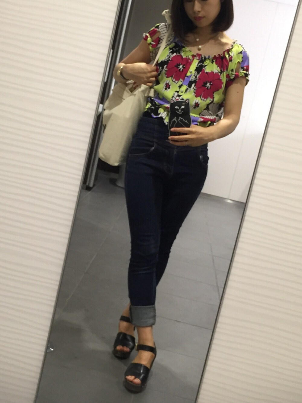 「スキニーデニム、スキニー、Lily Brown」｜「LILY BROWNのアイテム（Tシャツ/カットソー、レッド系）」を使った、えもさん（レディース・156cm）の春コーディネートの1枚目の写真