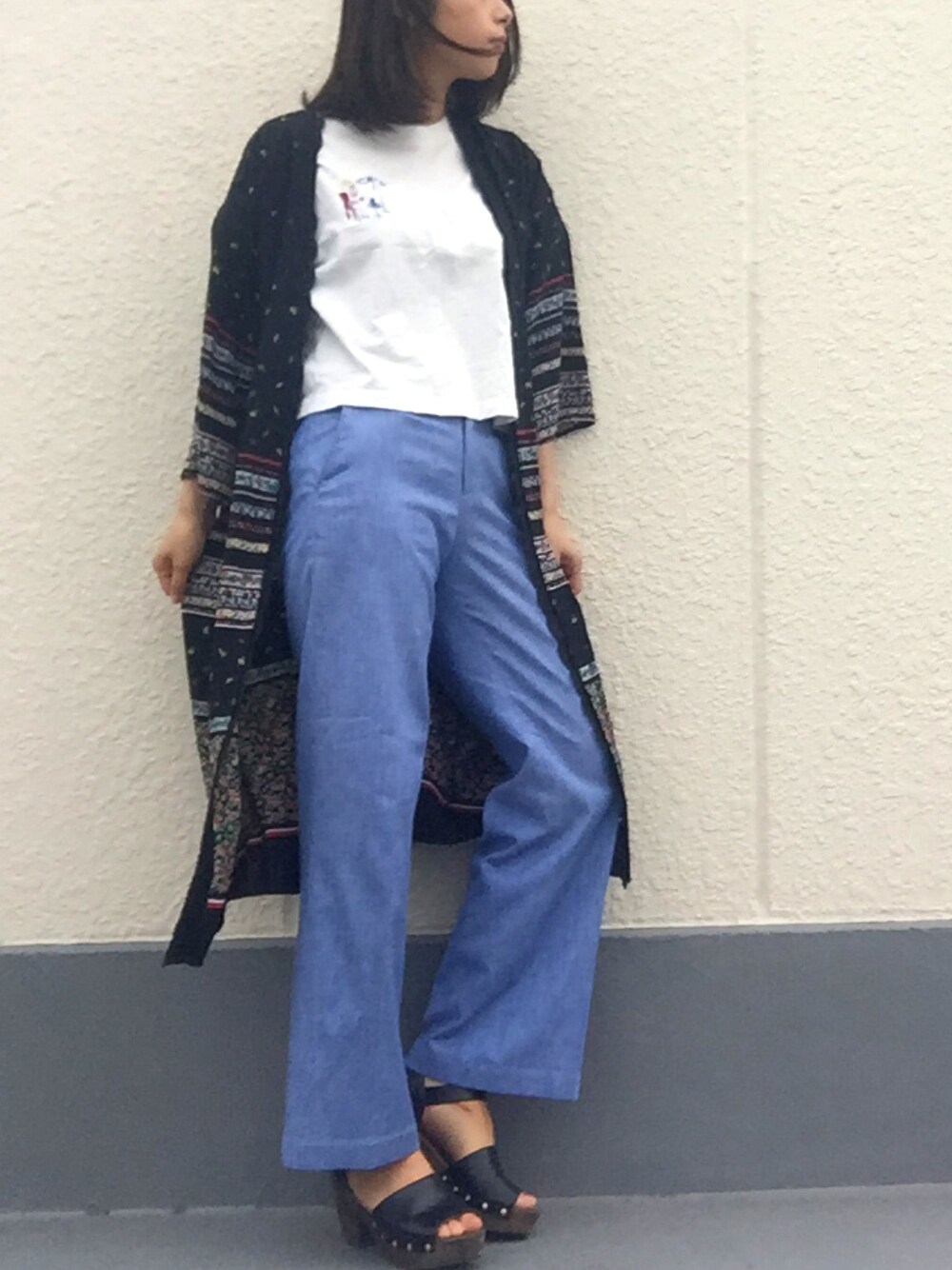 「エスニック、Lily Brown、ワイドパンツ、ティーシャツ、Tシャツ、ラクチンコーデ」｜「LILY BROWNの刺繍Ｔシャツ（Tシャツ/カットソー、ホワイト系）」を使った、えもさん（レディース・156cm）の夏コーディネートの1枚目の写真
