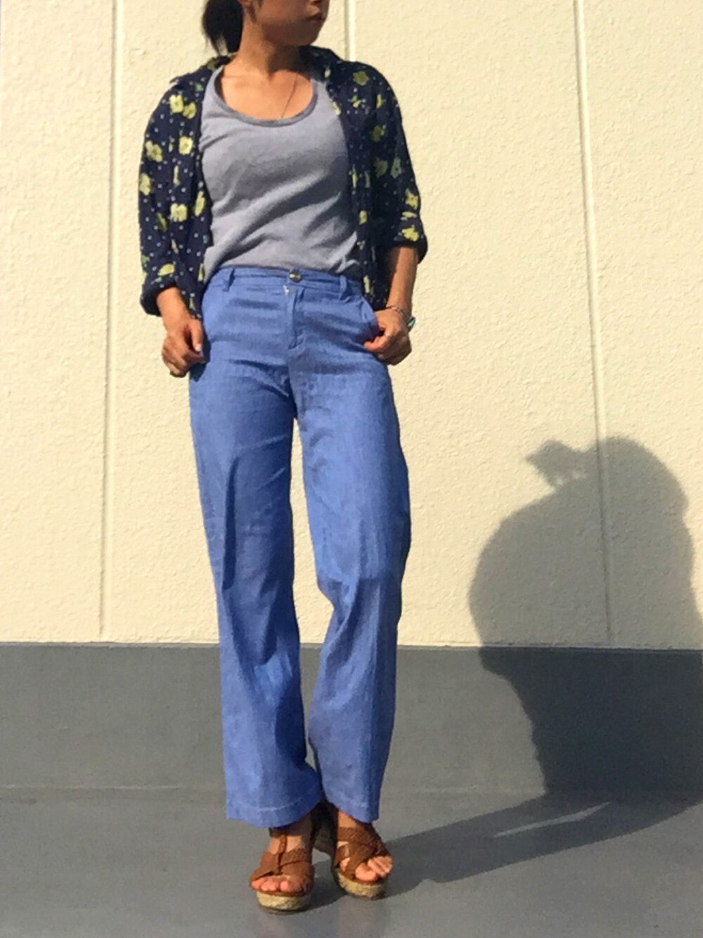 「ROSE BUD、ローズバッド、ワイドパンツ、ティーシャツ、Tシャツ」｜「ROSE BUDの(HLAADA FOR ROSE BUD)RH-9SS16 BLOUSE（シャツ/ブラウス、ブルー系）」を使った、えもさん（レディース・156cm）の夏コーディネートの1枚目の写真