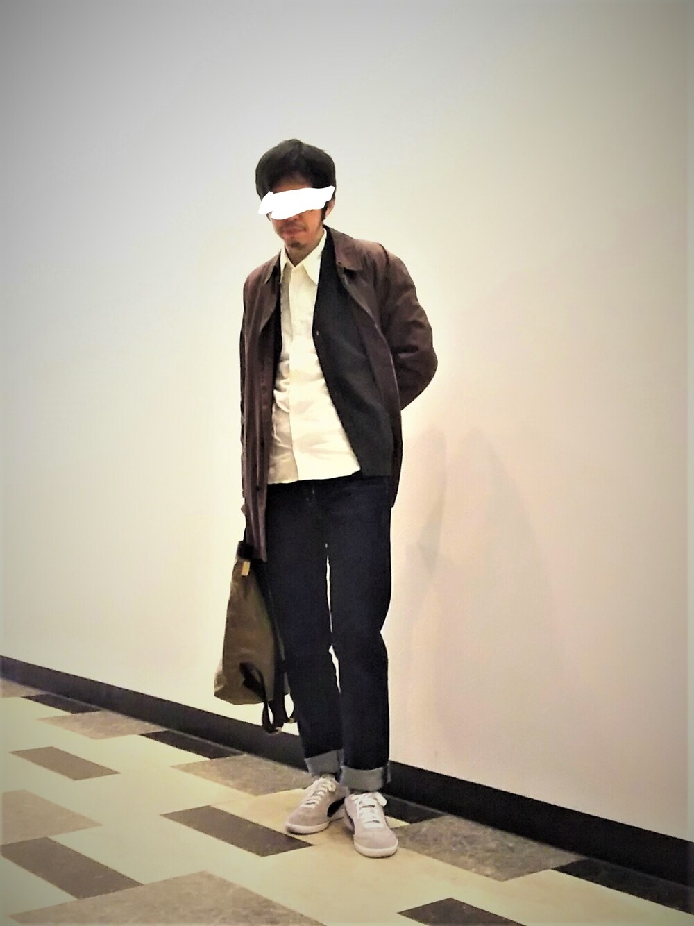 グレー系のスニーカーを着用したメンズの冬コーディネートの1枚目の写真