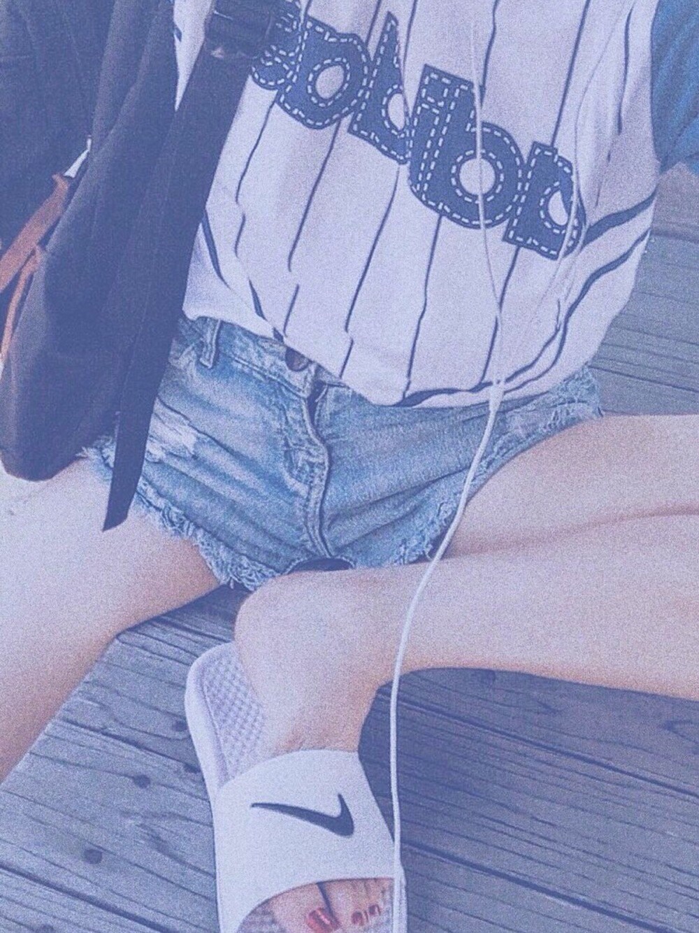 「夏コーデ、ラフ、大人カジュアル、adidas、NIKE、ベナッシ、サンダル、ネイル、ショートパンツ、ダメージデニムパンツ」｜「adidasのアイテム（Tシャツ/カットソー、ホワイト系）」を使った、アカナさん（レディース・161cm）の夏コーディネートの1枚目の写真