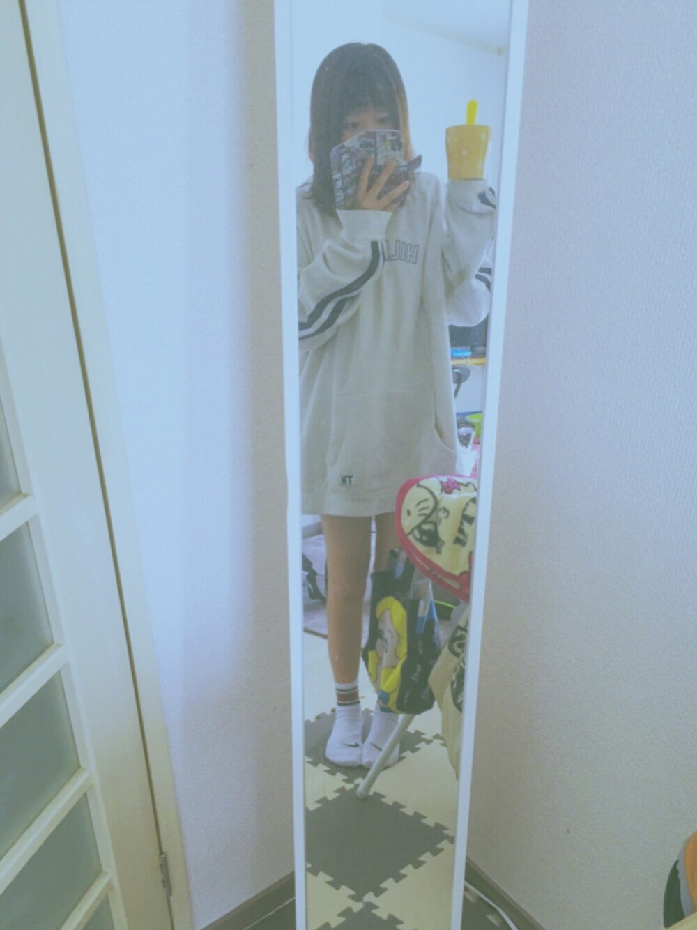 「ootd、outfit、メンズ、メンズサイズ、パーカー、ベージュ、ボーイッシュ、古着、NIKE、TOMMY HILFIGER」｜「TOMMY HILFIGERのアイテム（スウェット、ベージュ系）」を使った、アカナさん（レディース・161cm）の秋コーディネートの1枚目の写真