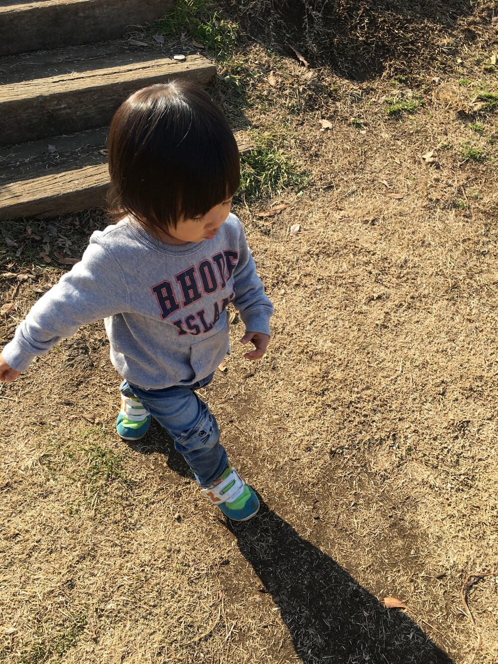 「こども ビームスのアイテム（スウェット、グレー系）」を使った、yuさん（キッズ・80cm）の冬コーディネートの1枚目の写真