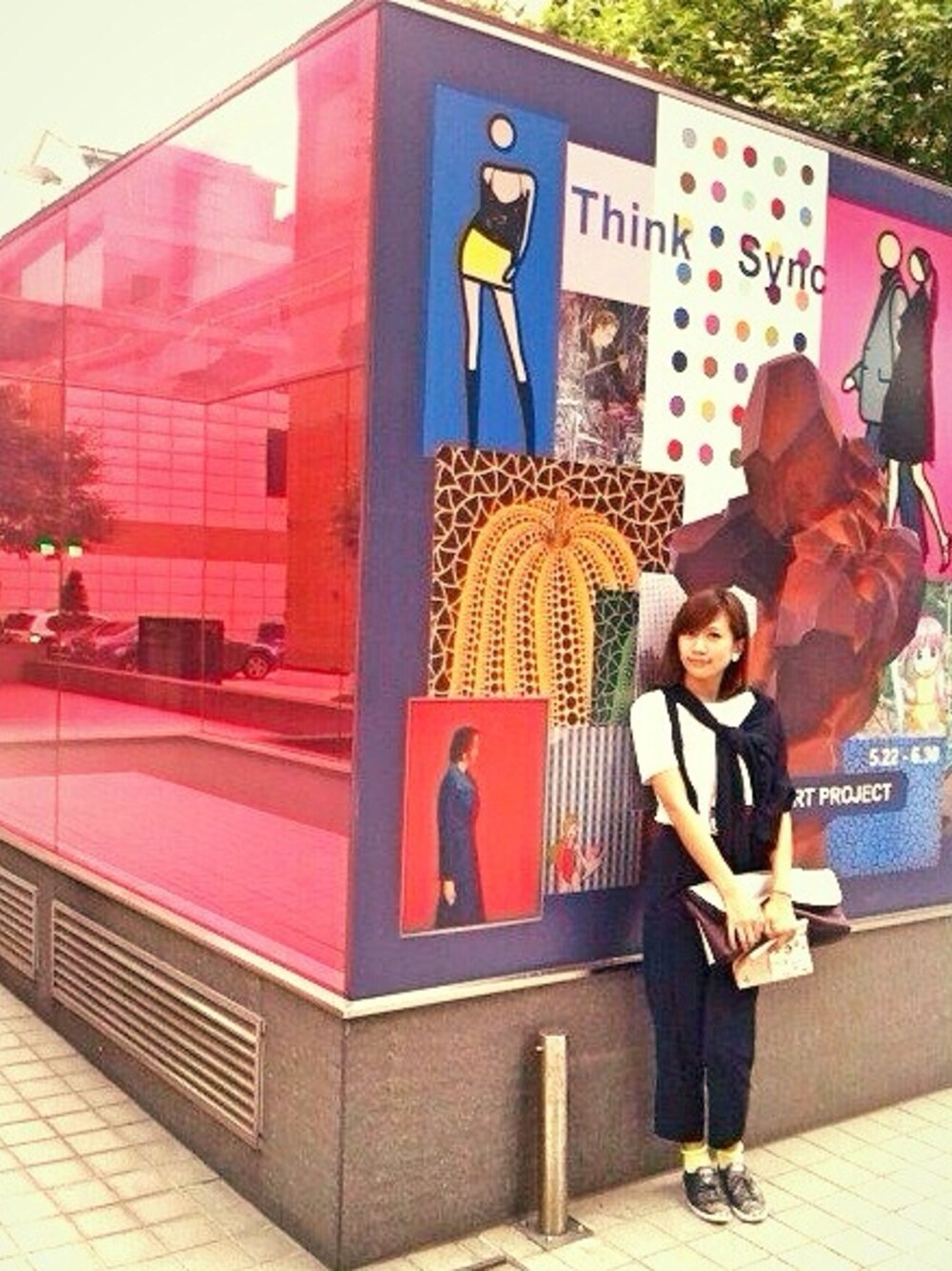 「サロペット、クラッチバック、肩掛け」｜「miu miuのスニーカー（スニーカー、グレー系）」を使った、wooさん（レディース・163cm）の冬コーディネートの1枚目の写真