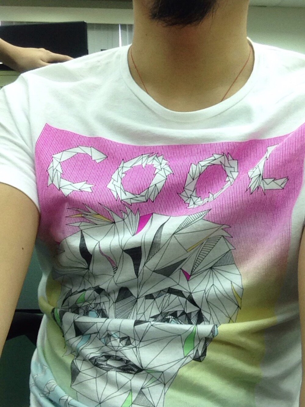 「H&Mのアイテム（Tシャツ/カットソー、ホワイト系）」を使った、David Chenさん（メンズ・176cm）の秋コーディネートの1枚目の写真