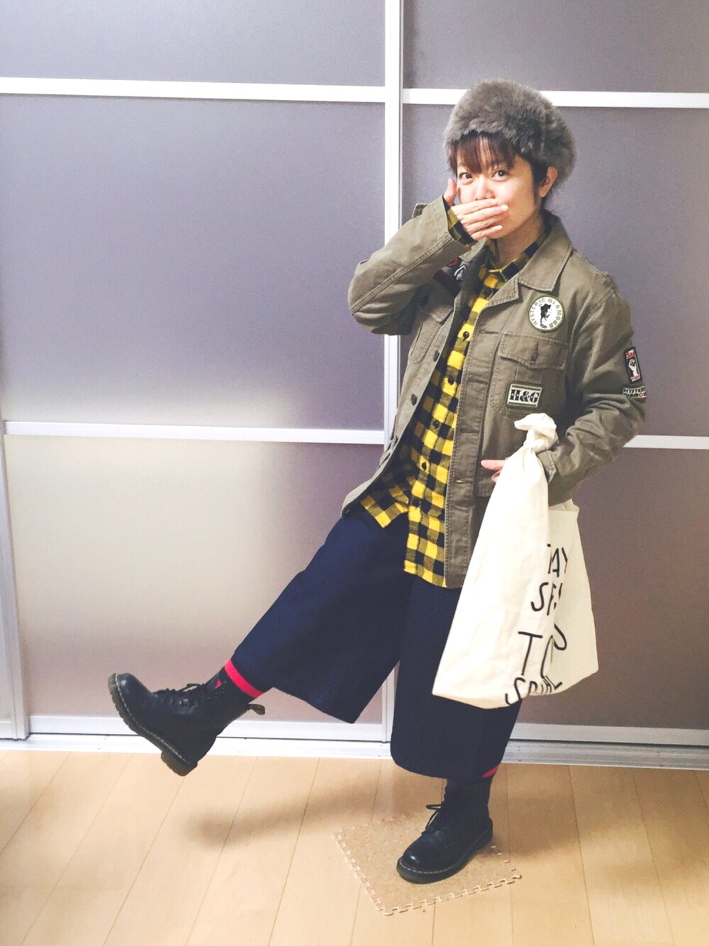「aiko、チビーズ✳︎、Hysteric Glamour、ドクターマーチン、ヘアバンド、ガウチョパンツ、デニムガウチョパンツ、チェックシャツ」｜「BEAMS BOYのCableami×BEAMS BOY / ファー ヘアバンド 15FW（ヘアバンド、ブルー系）」を使った、ゆきだるま☆さん（レディース・148cm）の冬コーディネートの1枚目の写真