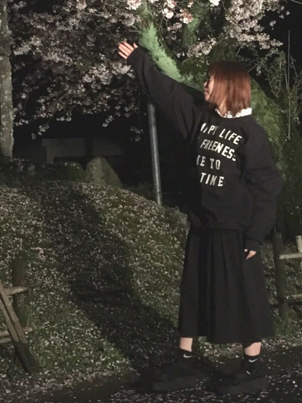 「シンプルコーデ、桜、黒、お花見、チビーズ✳︎、aiko、トレーナー」｜「WEGOのWEGO/プリントプルオーバー（スウェット、ブラック系）」を使った、ゆきだるま☆さん（レディース・148cm）の春コーディネートの1枚目の写真