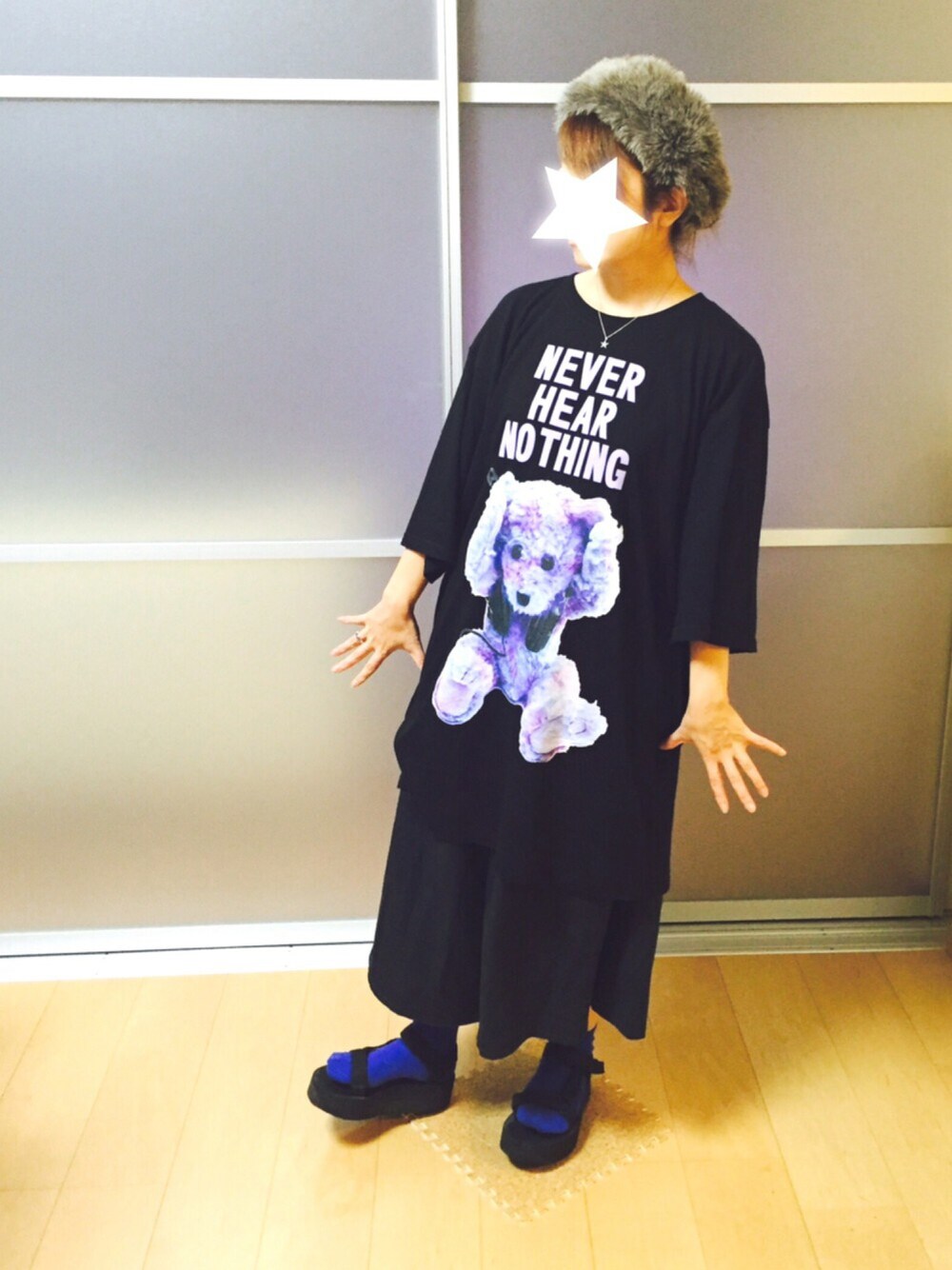 ブラック系のTシャツ/カットソー、グレー系のその他パンツ、ブラック系のサンダルを着用したレディースの秋コーディネートの1枚目の写真