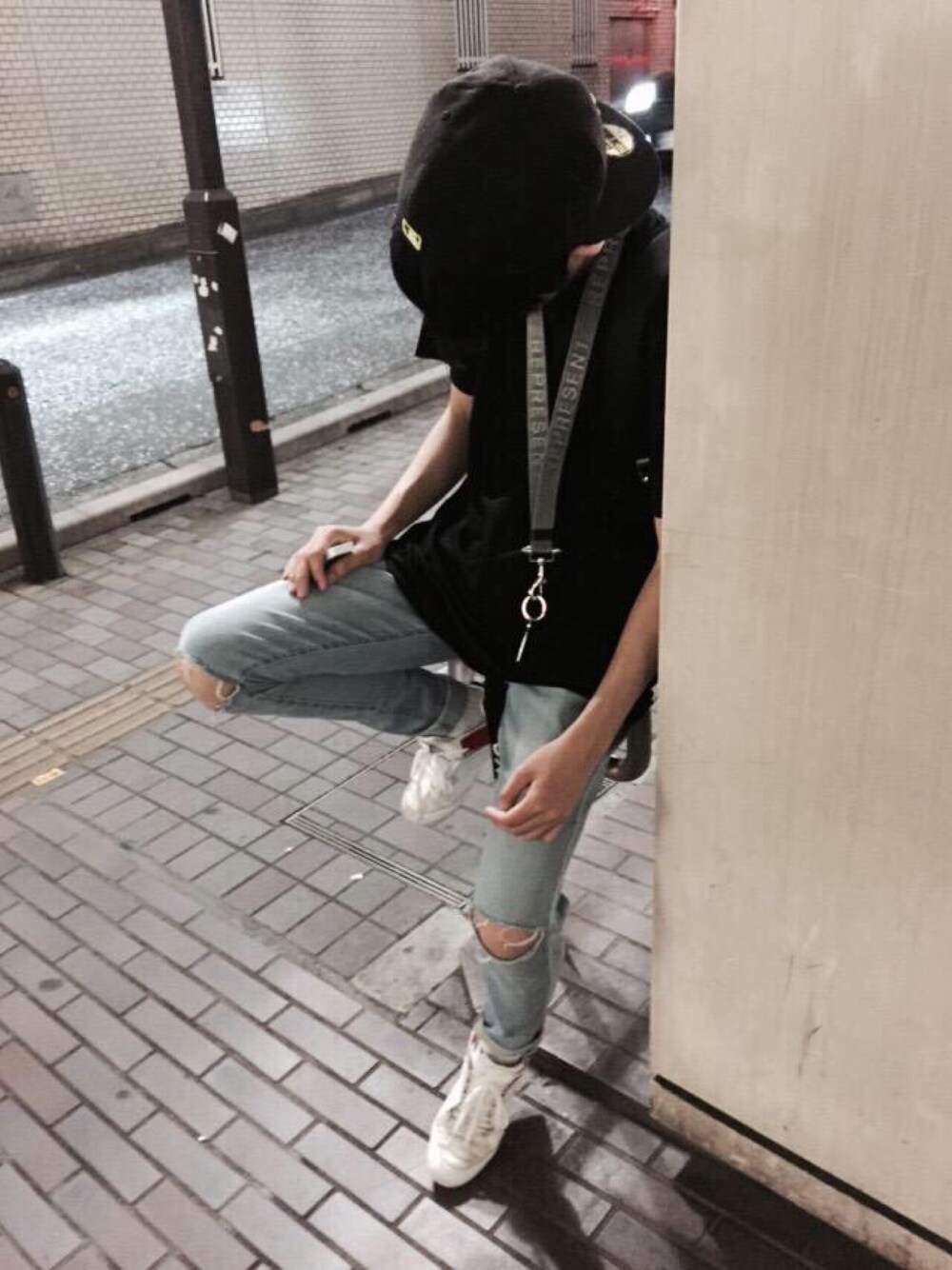 「UNIQLO、UNIQLOコーデ、ストリート、キースへリング、デニム、クラッシュデニム、adidas、スニーカー、UNIQLO Tシャツ」｜「REPRESENTのアイテム（ネックレス、グレー系）」を使った、俺氏。さん（メンズ・170cm）の夏コーディネートの1枚目の写真